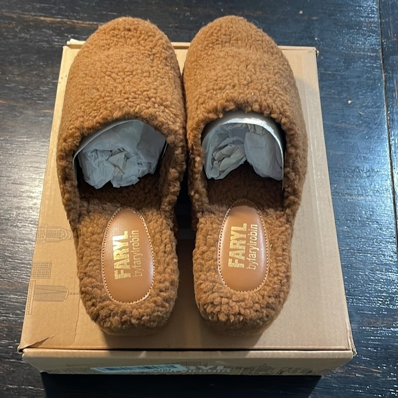 NWOT FARYL by Farylrobin Kaiden Sherpa Slip On Heeled Slipper in Cognac Faux Fur - Picture 2 of 3